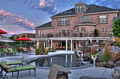 Cameo heights mansion - Cameo Heights Mansion is a romantic destination hotel near Walla Walla, offering seven suites themed after international countries, a spa, a restaurant, and a wedding venue. …